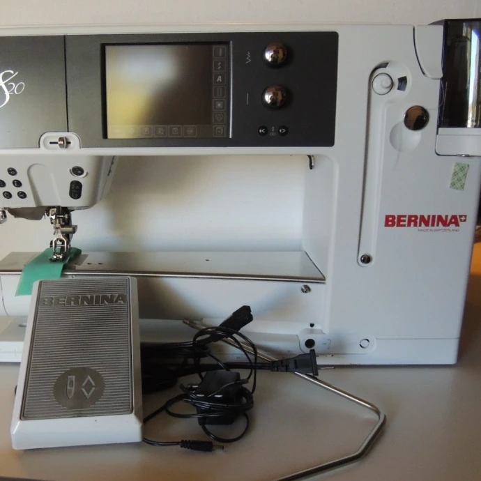 BERNINA 880